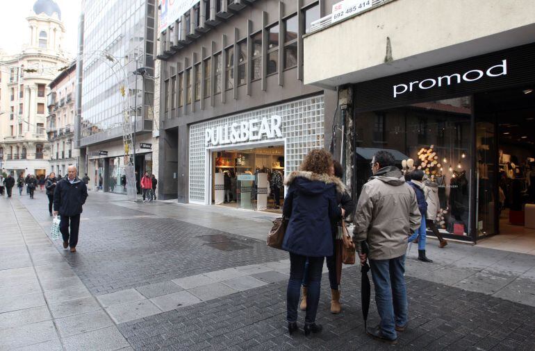 Imagen de la calle Santiago, una de las más comerciales de Valladolid