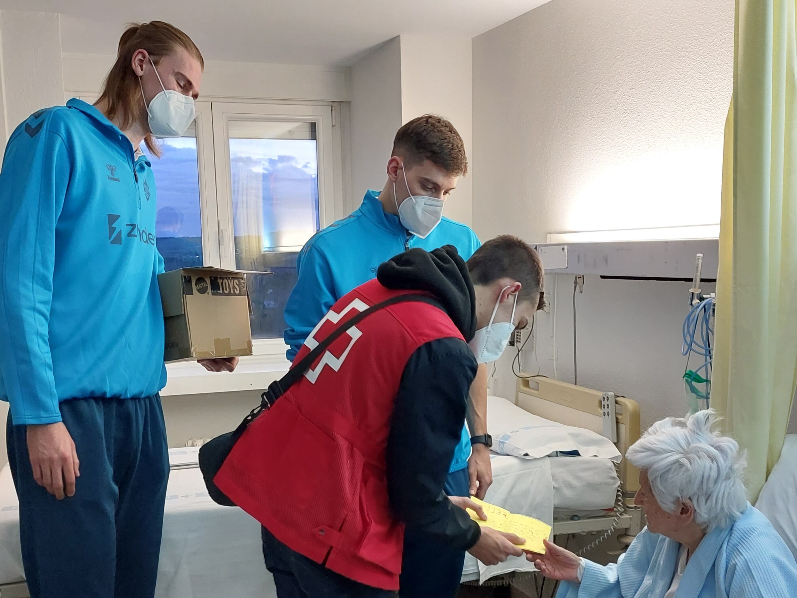 Cruz Roja entrega peluches a los niños ingresados en el Hospital Río Carrión de Palencia