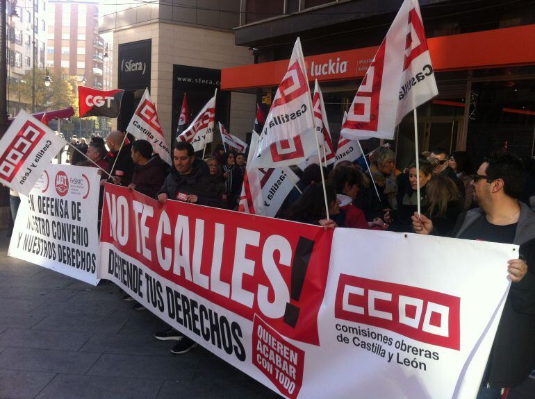 Los sindicatos trasladan a la plaza de Lazúrtegui la voz reivindicativa de los operarios