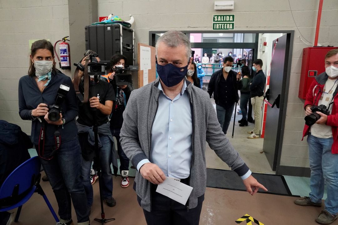 el lehendakari, que ha votado a las 9:30 horas en el colegio electoral Zabalarra de Durango acompañado de su mujer, Lucía Arieta, ha trasladado un mensaje de &quot;respeto&quot; al resultado de las elecciones, porque con lo que decidan los electores &quot;Euskadi va a poder ponerse en pie&quot;. 