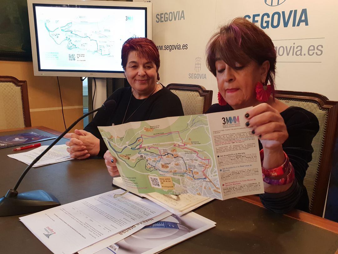 La alcaldesa, Clara Luquero, y la concejala de Turismo, Claudia de Santos, durante la presentación a los medios de la propuesta de Segovia para la FITUR