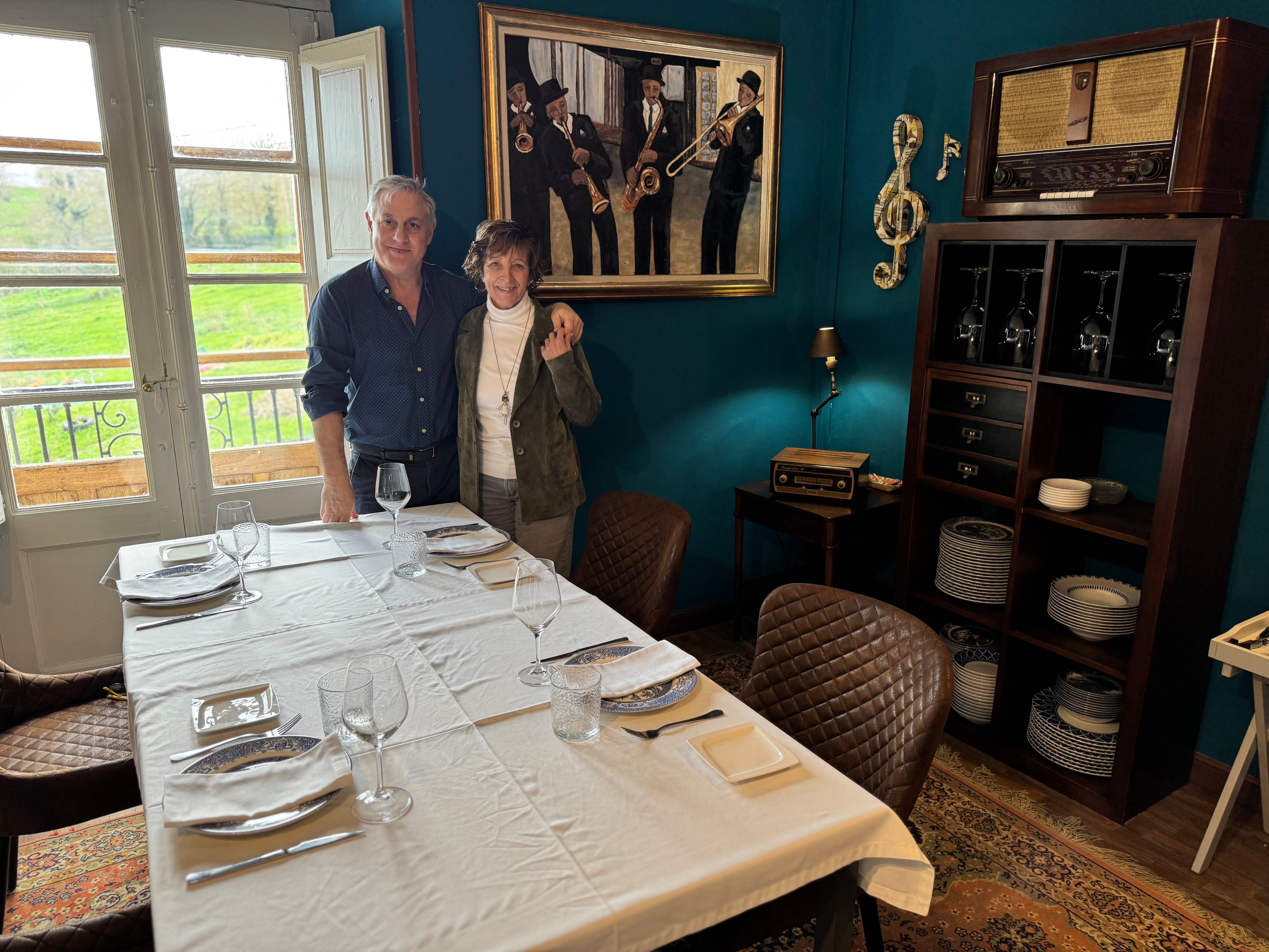 José Luis y Elena muestran uno de los salones de su restaurante.