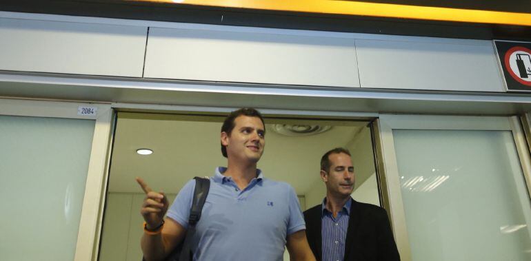 El presidente de Ciudadanos, Albert Rivera, a su llegada al aeropuerto Adolfo Suárez Madrid-Barajas tras su viaje a Caracas.