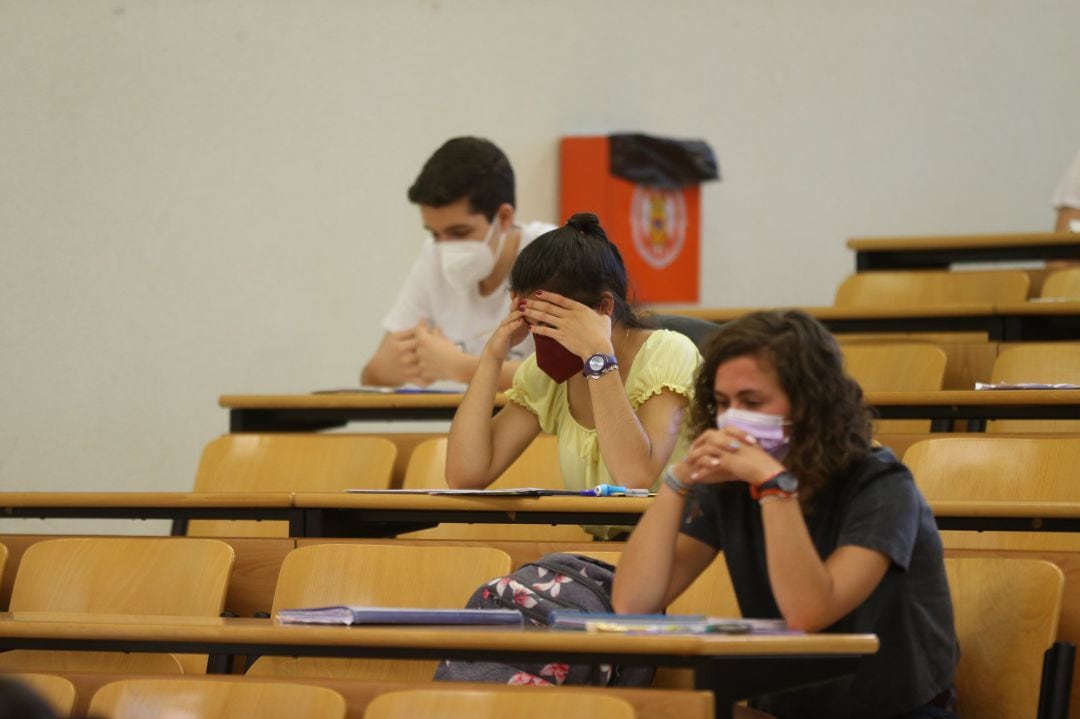 Estudiantes en la Facultad de Ciencias Económicas y Empresariales realizan un examen el día del comienzo de los exámenes de selectividad 2021, a 7 de junio de 2021, en el Campus de Somosaguas de la Universidad Complutense de Madrid.