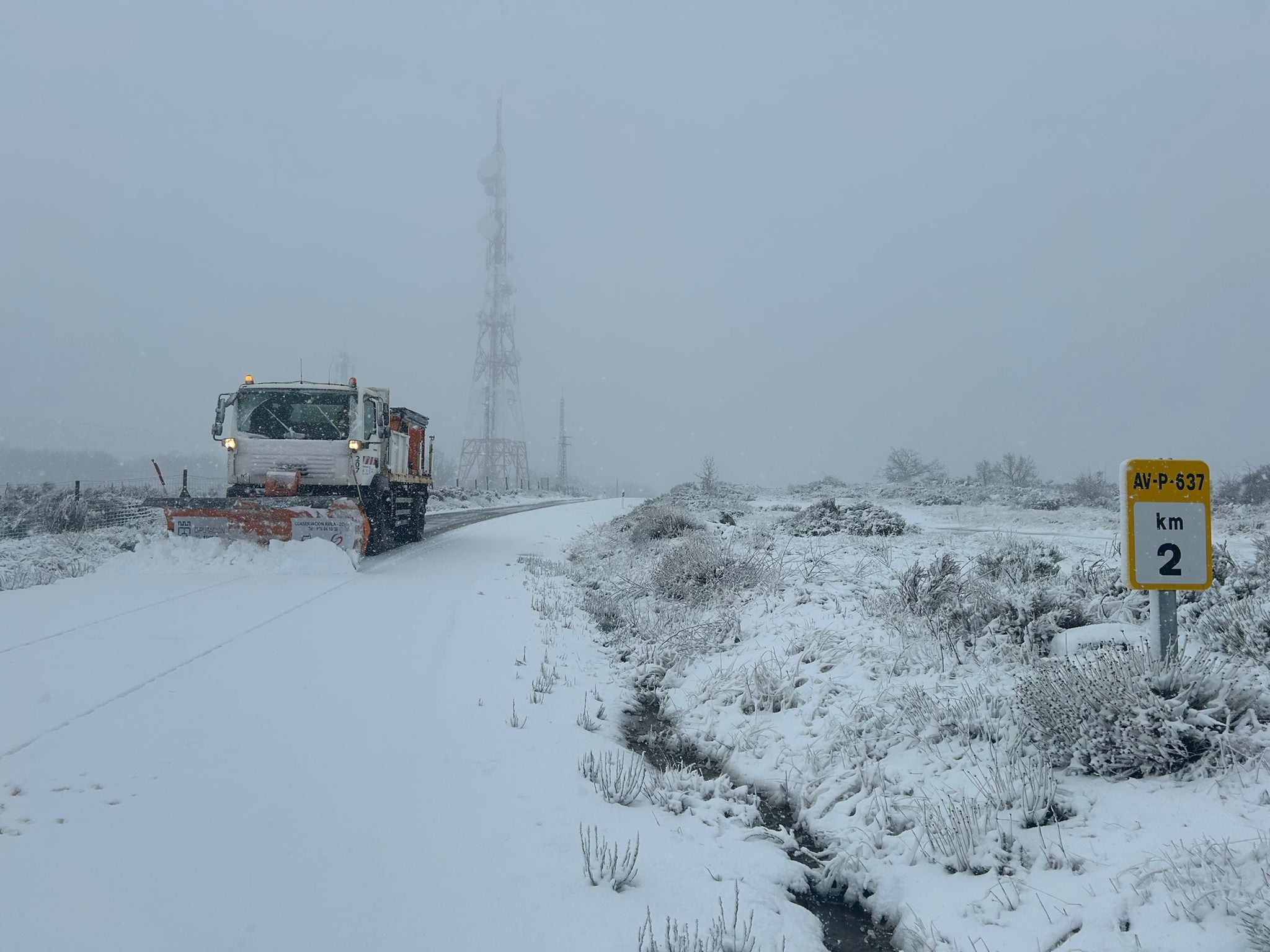 Una quitanieves abre la carretera de acceso a Villanueva del Campillo