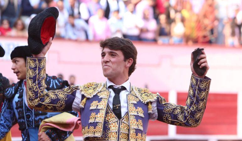 Rafael Serna con la oreja que logró en el coso de Aguascalientes