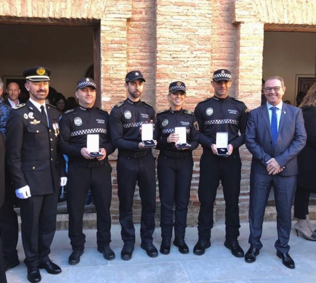 Agentes condecorados junto al alcalde de Sax 