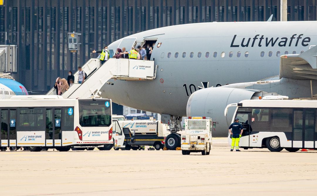 EEUU se plantea ordenar a aerolíneas comerciales que ayuden a evacuar a ciudadanos afganos.