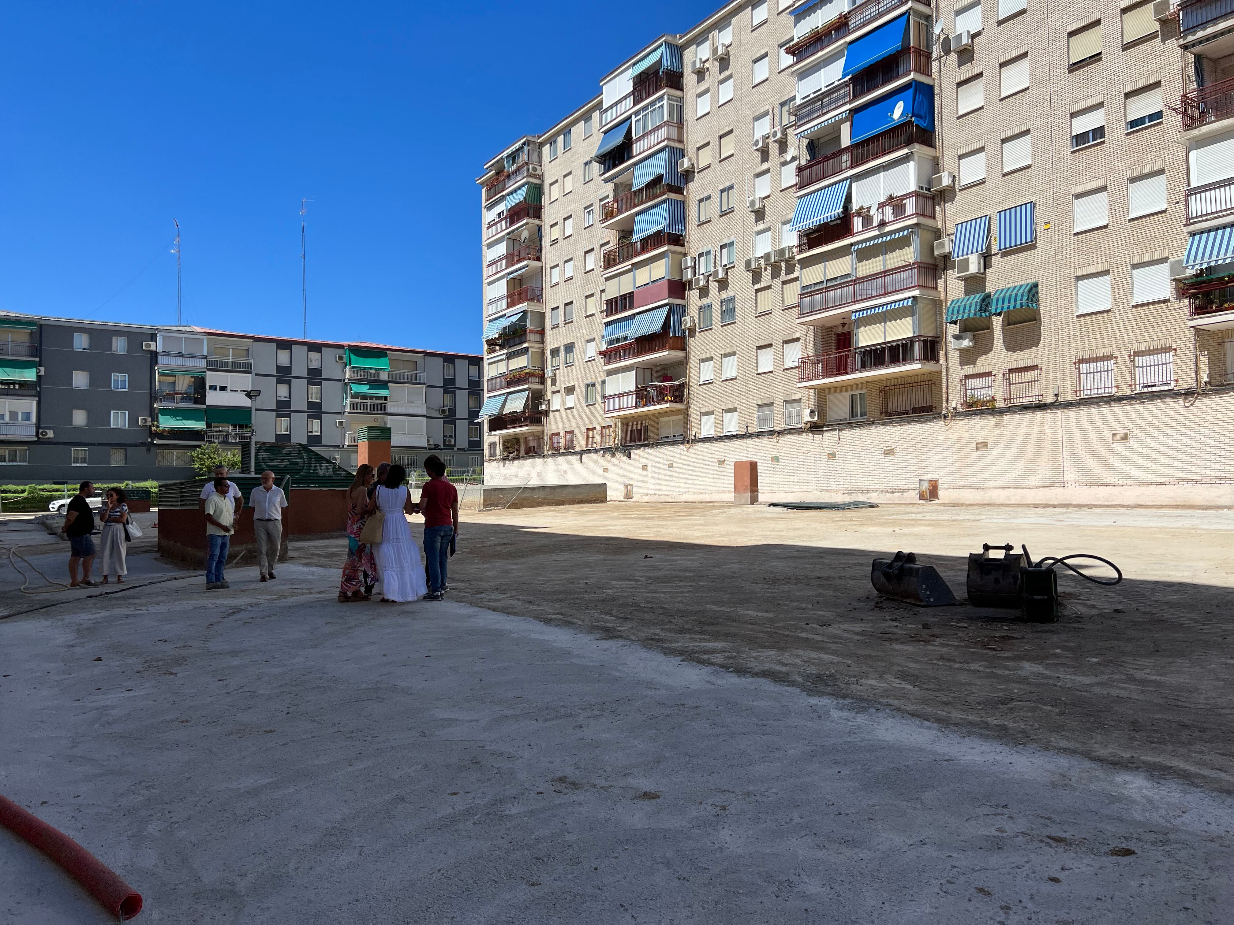 La zona interbloques sobre el aparcamiento de la calle Lima en Fuenlabrada