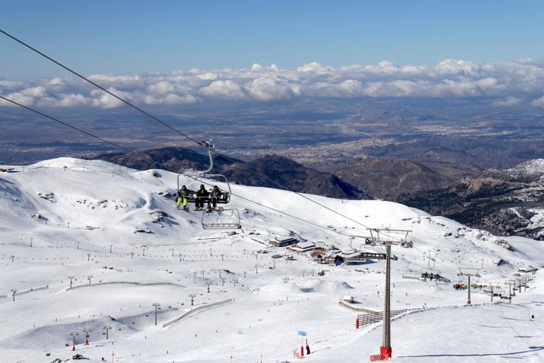 Panorámica de Sierra Nevada con la zona de Borreguiles al fondo