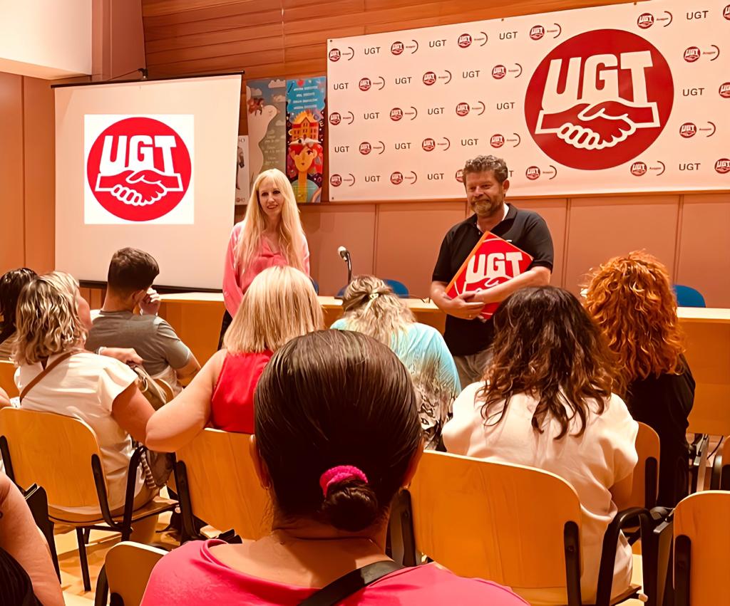 Imagen de una asamblea de UGT con las trabajadoras de ayuda a domicilio