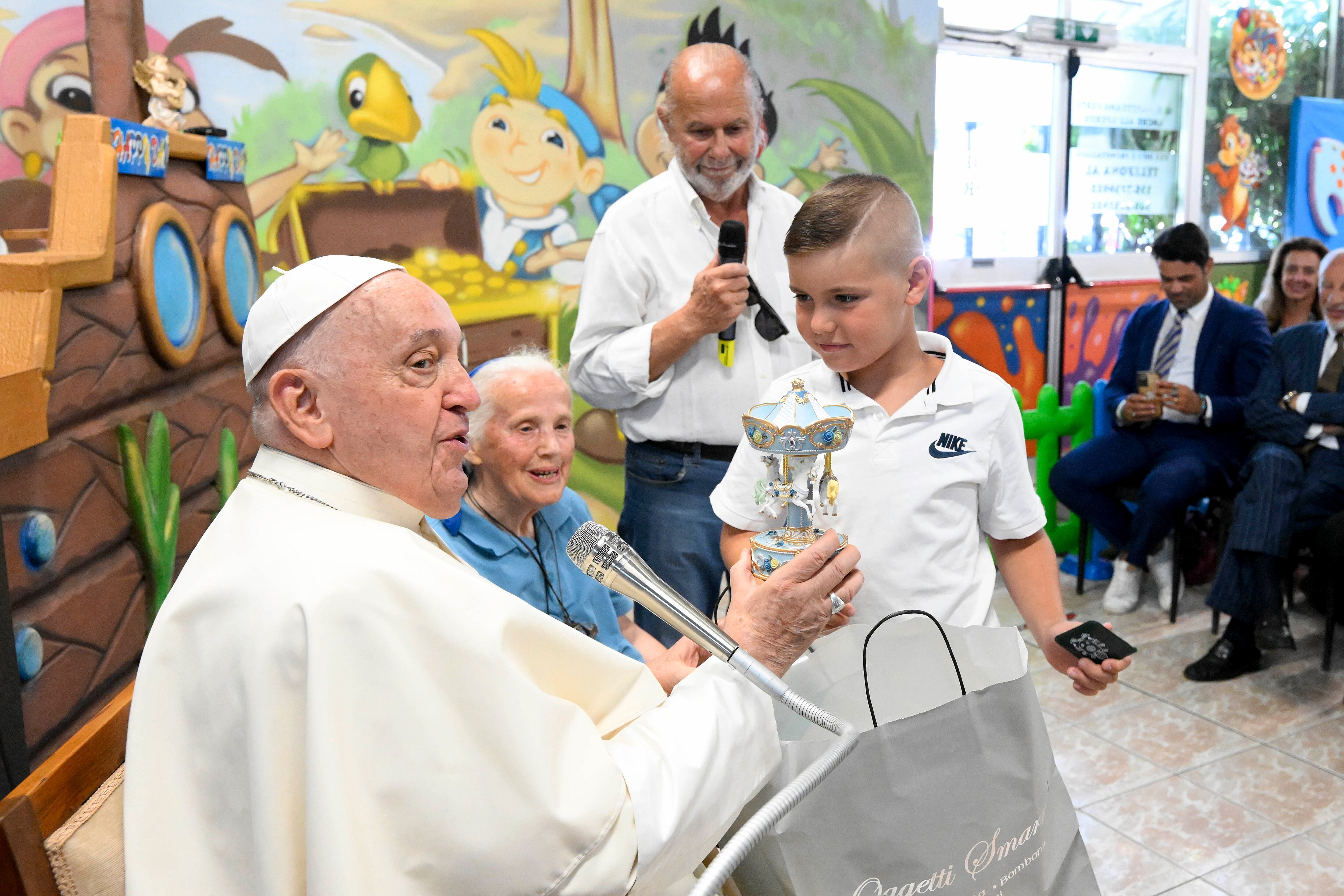 Imagen de cuando el papa visitó la comunidad de feriantes y artistas de circo del Luna Park de Ostia Lido, situado en una playa a las afueras de Roma, donde también reside la monja argentina Genevive Jeanningros, (Photo by Vatican Media via Vatican Pool/Getty Images)