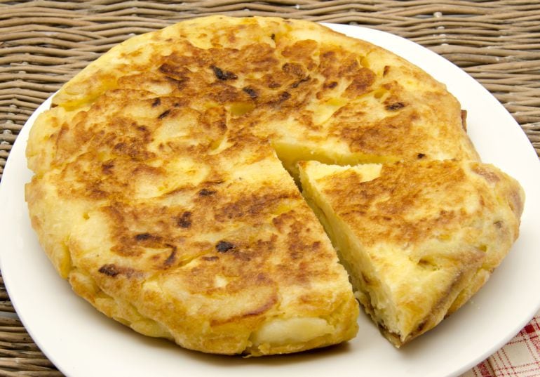 La tortilla de patatas está muy buena. Eso sí que es irrfutable...