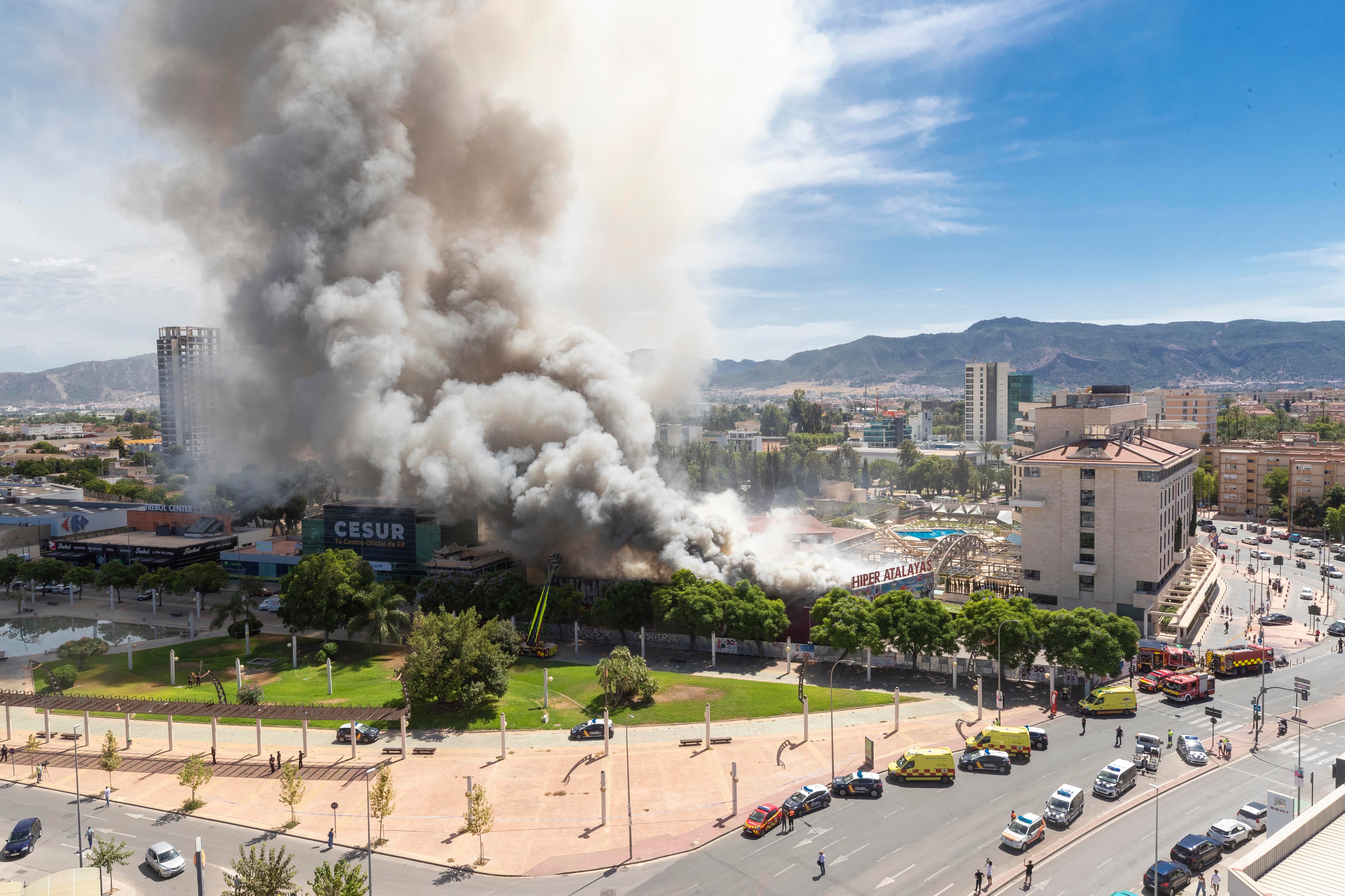 MURCIA, 06/09/2022.- Más de una veintena de bomberos con cinco vehículos trabajan desde primera hora de la tarde de este martes en la extinción de un incendio originado en un bazar chino, en la zona comercial de Atalayas, en Murcia.EFE/Marcial Guillén
