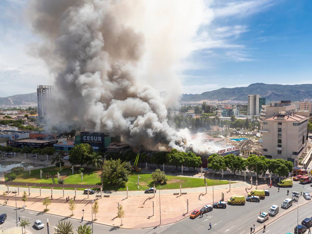 Las llamas calcinan un bazar de la zona de Atalayas en Murcia