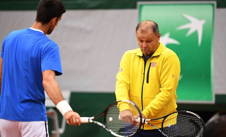 Djokovic atiende a Vajda cuando le explica una variación que debe hacer en su golpe de revés