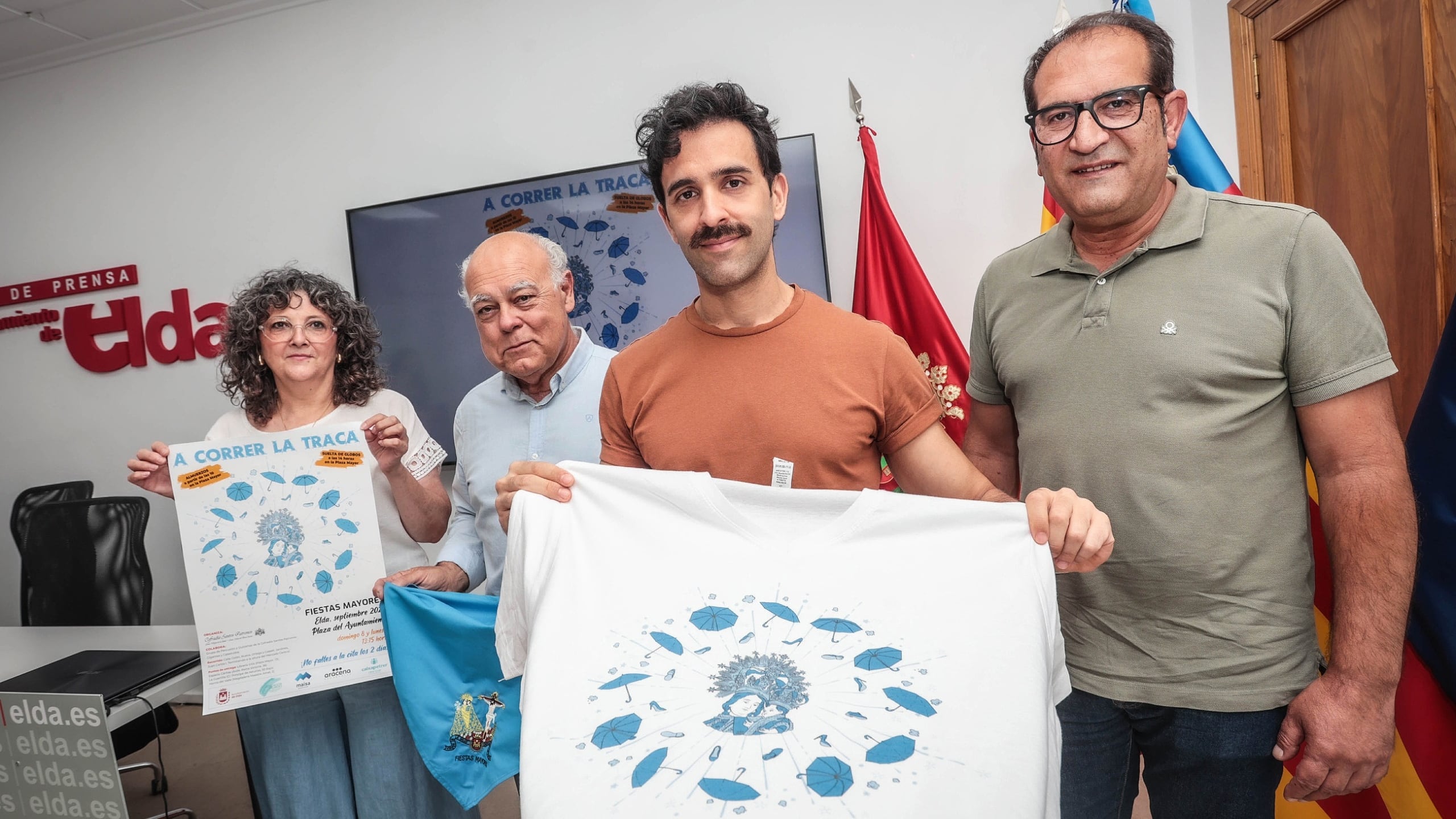 El eldense Héctor Sanz presenta la camiseta para Correr la Traca