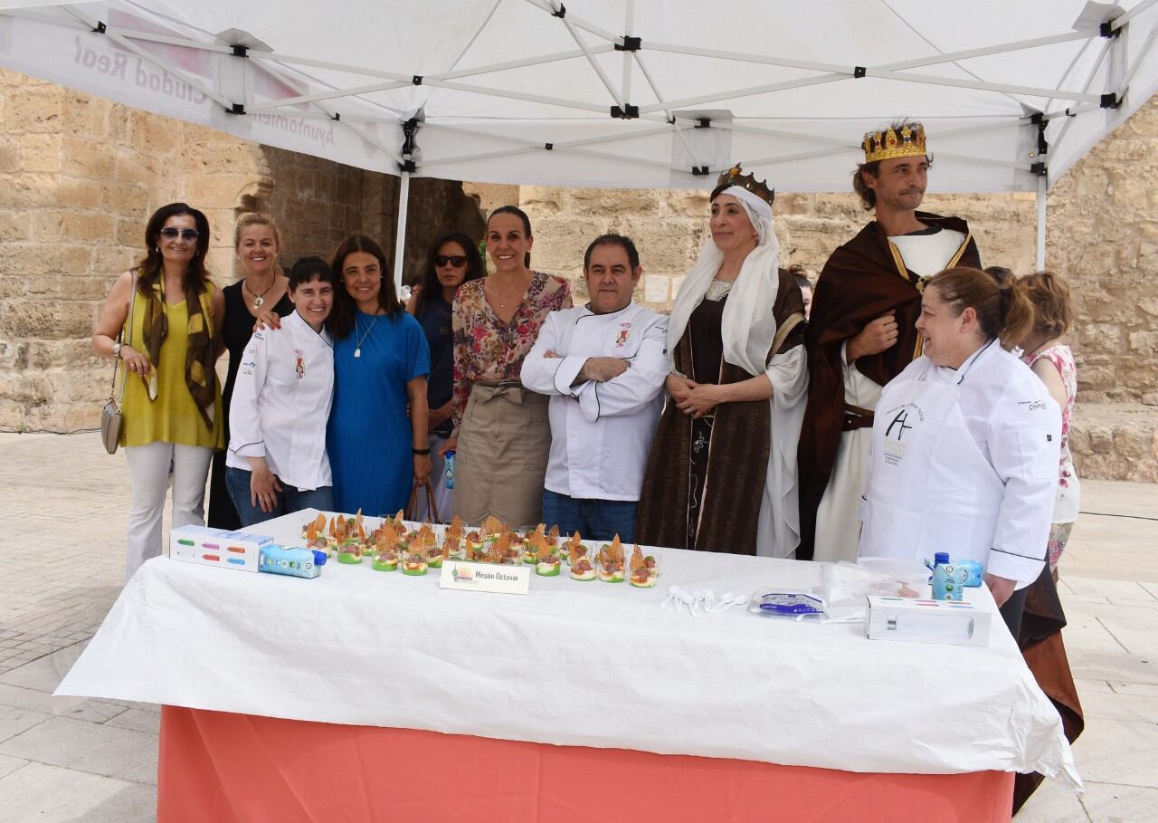 Autoridades de Ciudad Real degustando tapas de los chefs ganadores de las últimas cuatro ediciones del concurso &quot;Tapearte&quot;