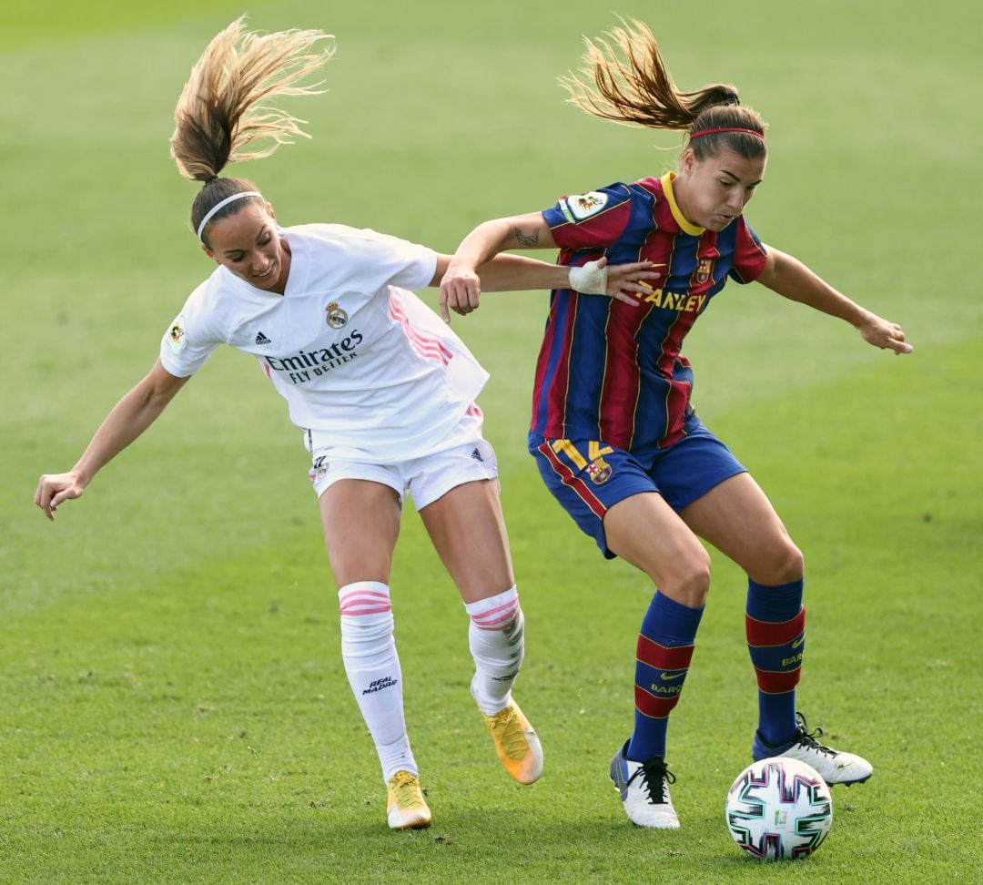 Kosovare Asllani del Real Madrid y Patri Guijarro del FC Barcelona en el primer &#039;Clásico&#039; femenino de la Primera Iberdrola. 