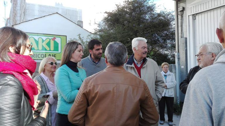 La alcaldesa, Lara Méndez, se reunió con los vecinos de la Avenida de A Coruña