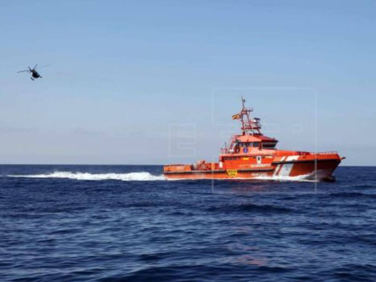 Buscan 35 personas que se hunden en una patera