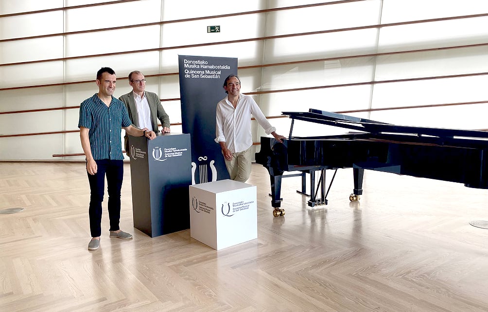 Presentación de la jornada inaugural de la 83 Quincena Musical. De izquierda a derecha: Aitor Biain, director de Oñatiko Ganbara Abesbatza, Patrick Alfaya, director de la Quincena Musical y Josu Okiñena, pianista / Foto: Quincena Musical