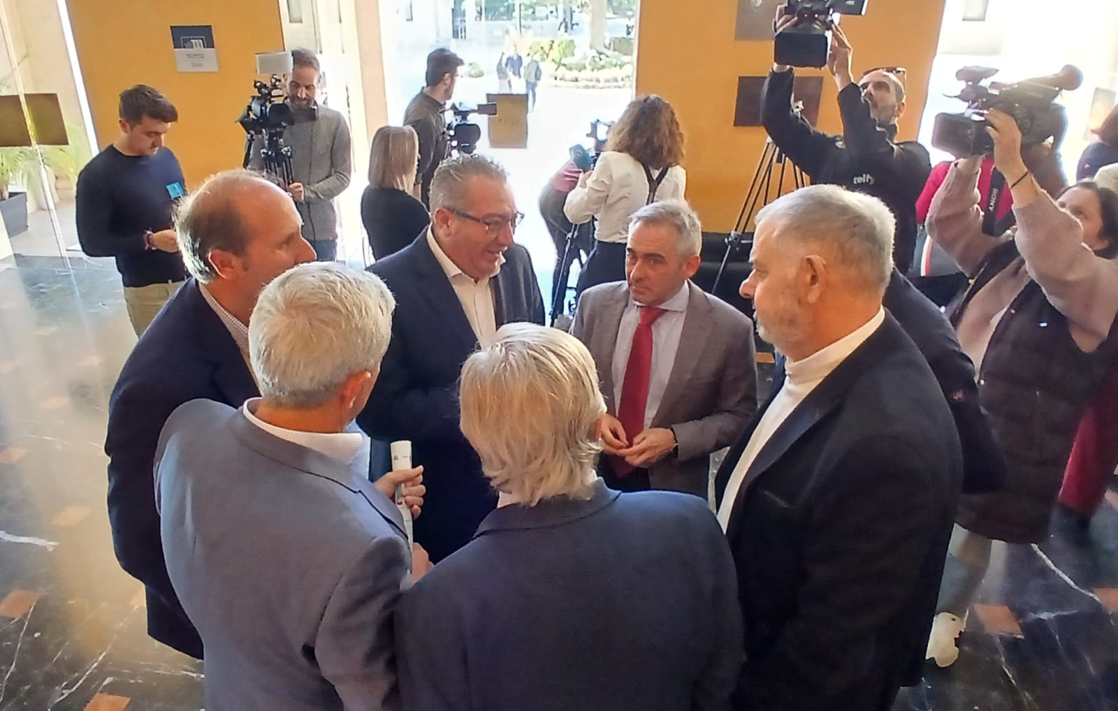 El conseller Barrachina y el presidente de la Diputación, Toni Pérez, conversan con los regantes tras la presentación del informe