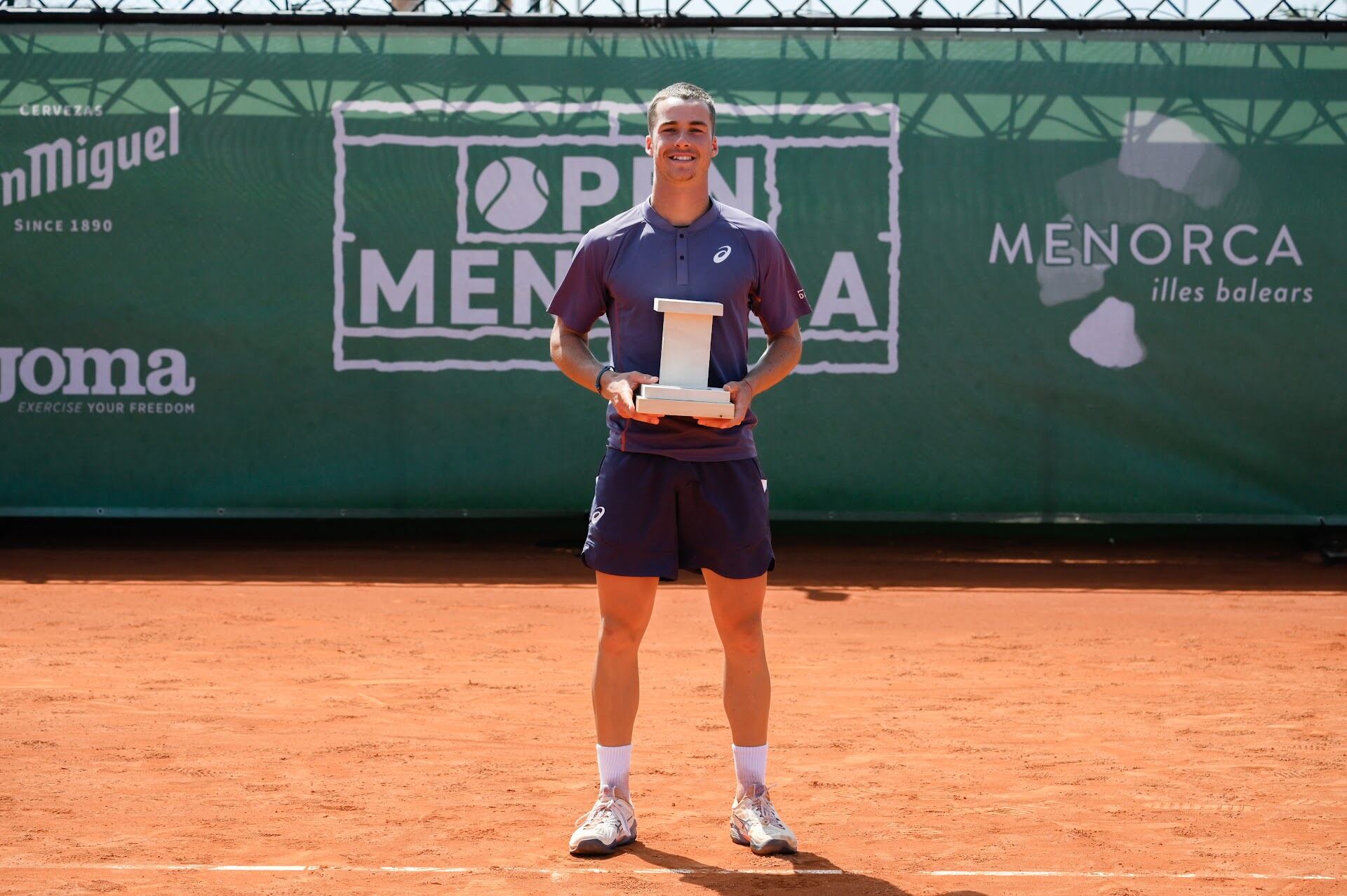 Vilius Gaubas amb el trofeig de guanyador de l'Open Menorca disputat a Ciutadella.