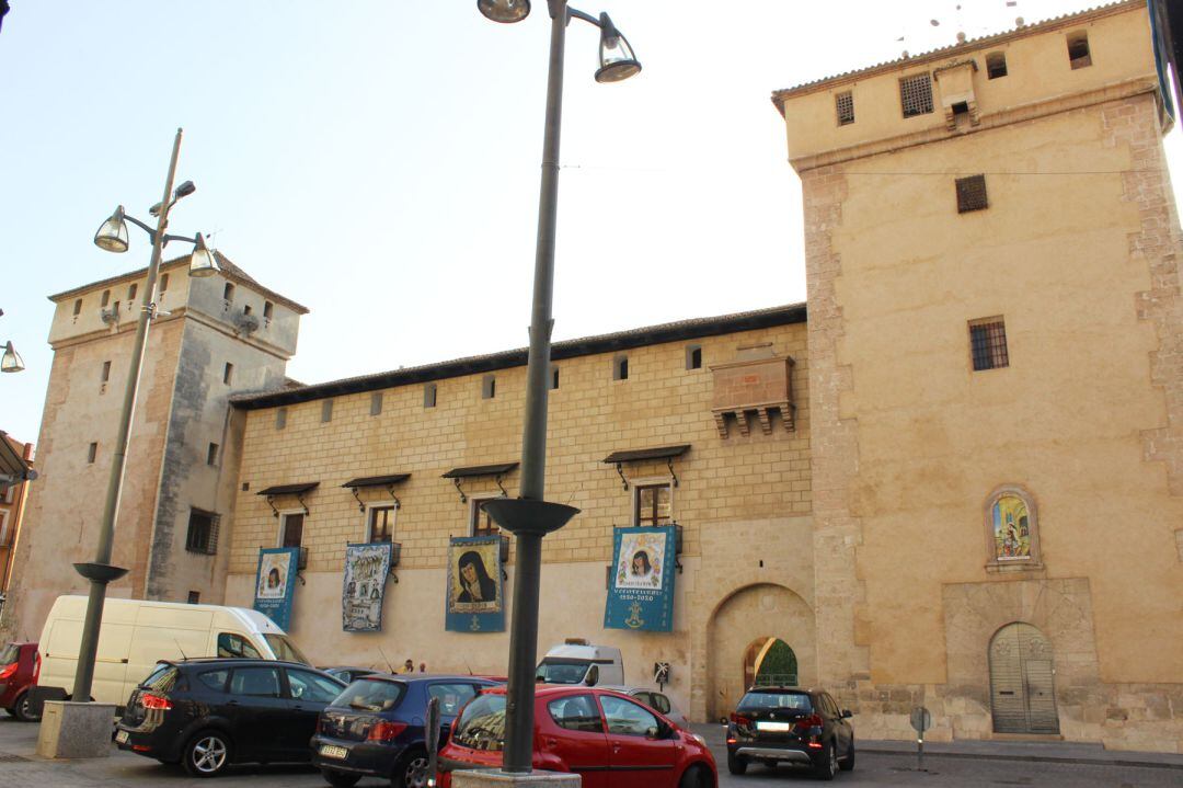 Imatge del Palau Comtal des de la plaça del Pla