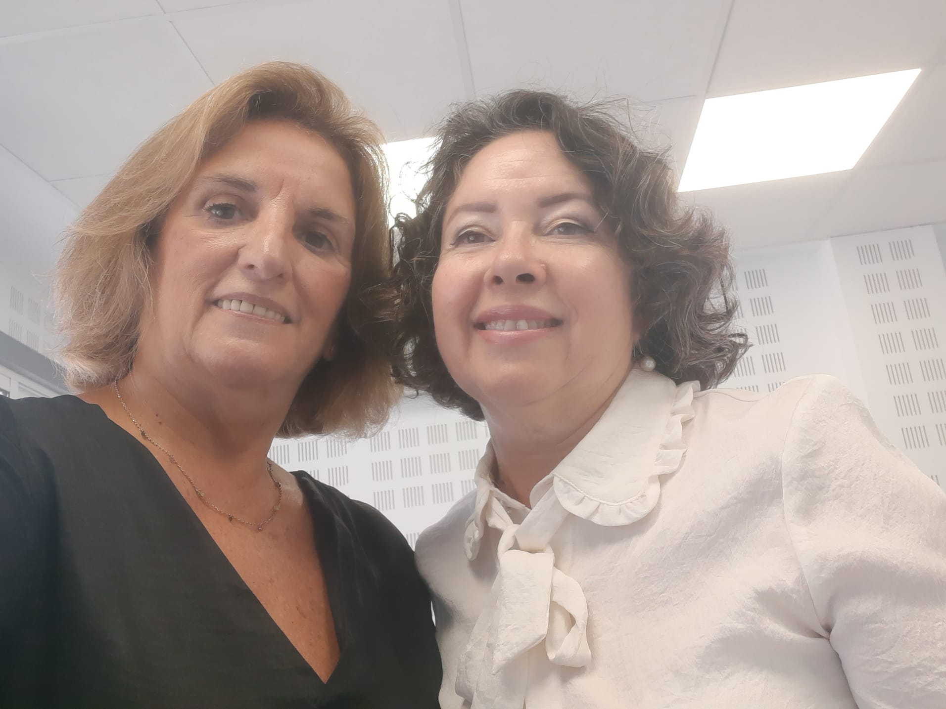 Lucy Guerrero, colombiana afincada en Huelva junto a Lucía Vizcaya ex jefa de Extranjería en Huelva