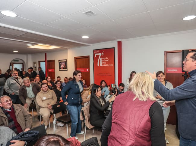 Rubén Alfaro ha presentado su candidatura respaldado por sus compañeros del PSOE de Elda