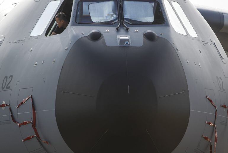 Un piloto observa desde la cabina de un avión de la Real Fuerza Aérea de Malasia Airbus A400M Atlas, el pasado martes 16 de febrero de 2016, durante la quinta Feria del Aire de Singapur (Singapur)