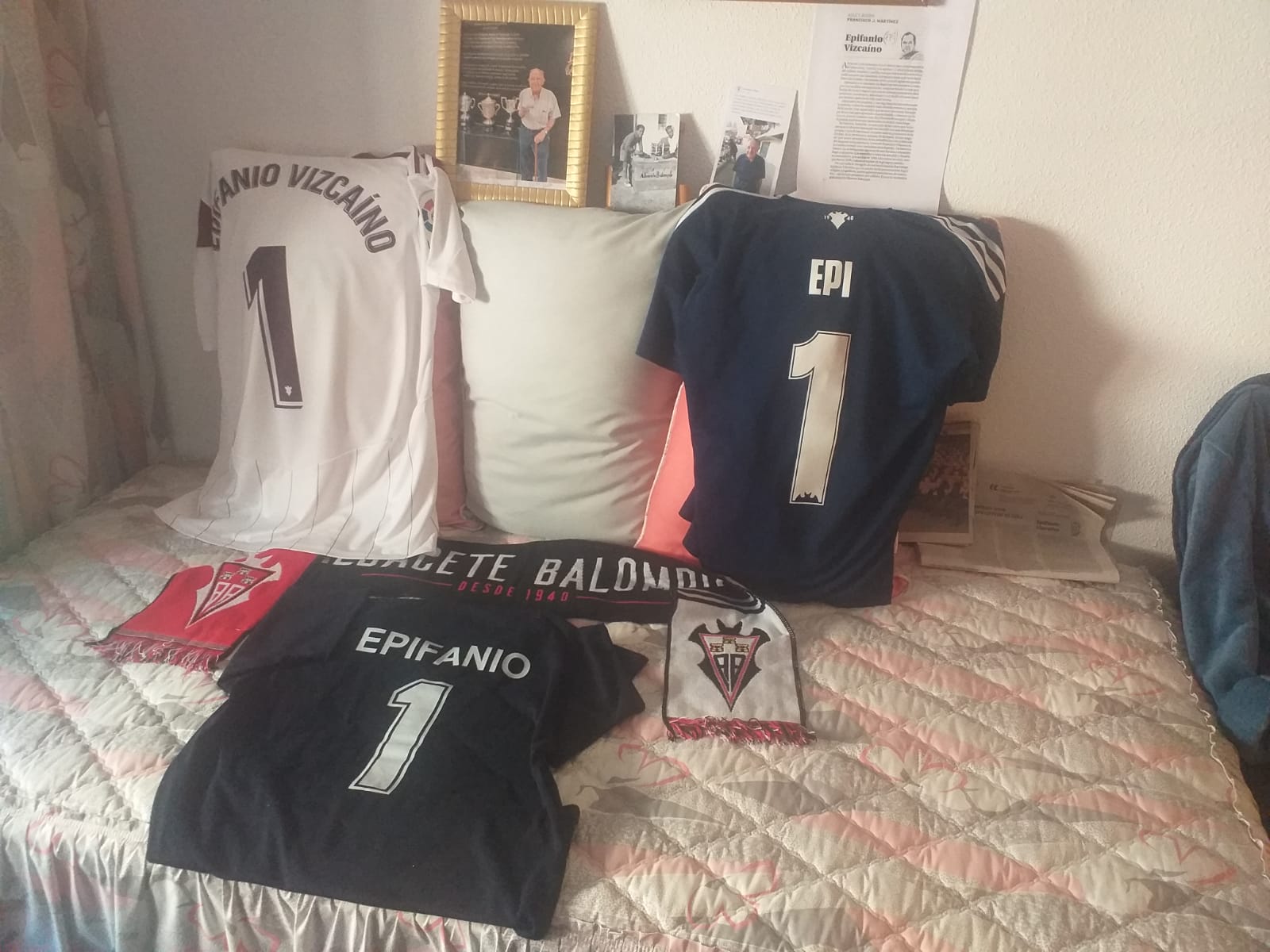 Camisetas del Albacete con el nombre de Epifanio Vizcaíno