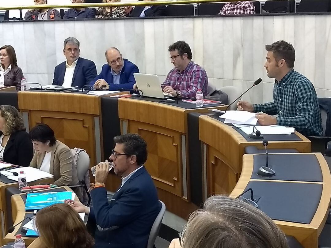 El portavoz de Ciudadanos, Javier Gutiérrez, bebe agua durante una intervención de Gerard Fullana, de Compromís, detrás de su escaño.