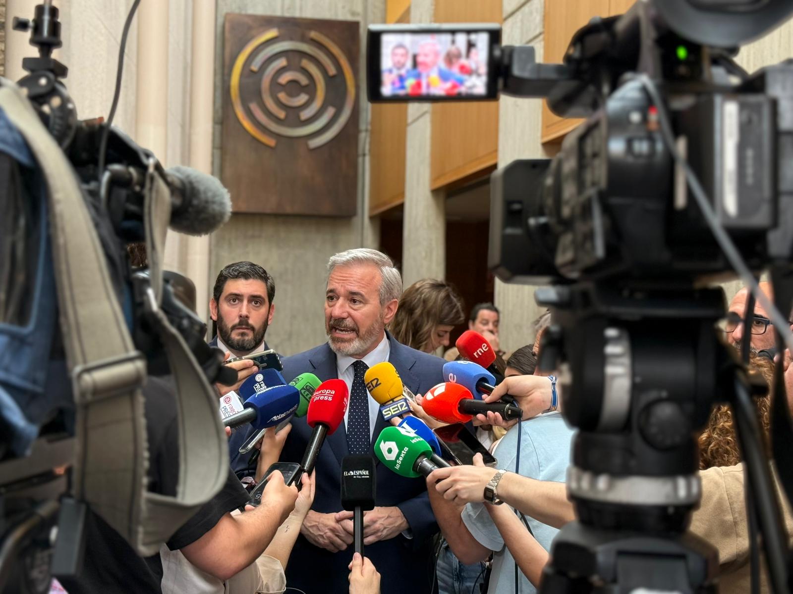 Jorge Azcón atiende a los medios tras anunciar su pacto con Vox