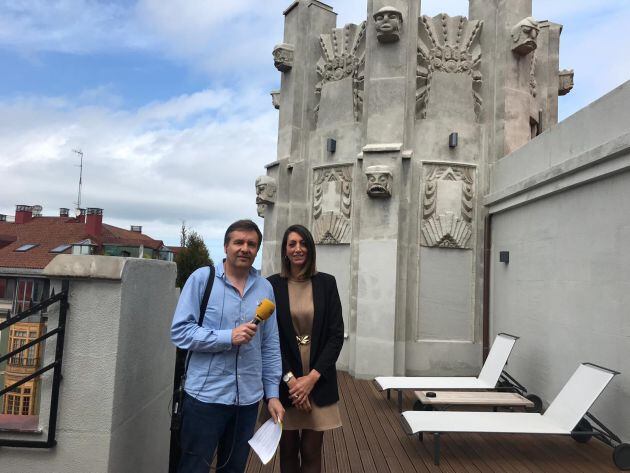 Juan Carlos González junto a Élida Suárez en la terraza del Môderne