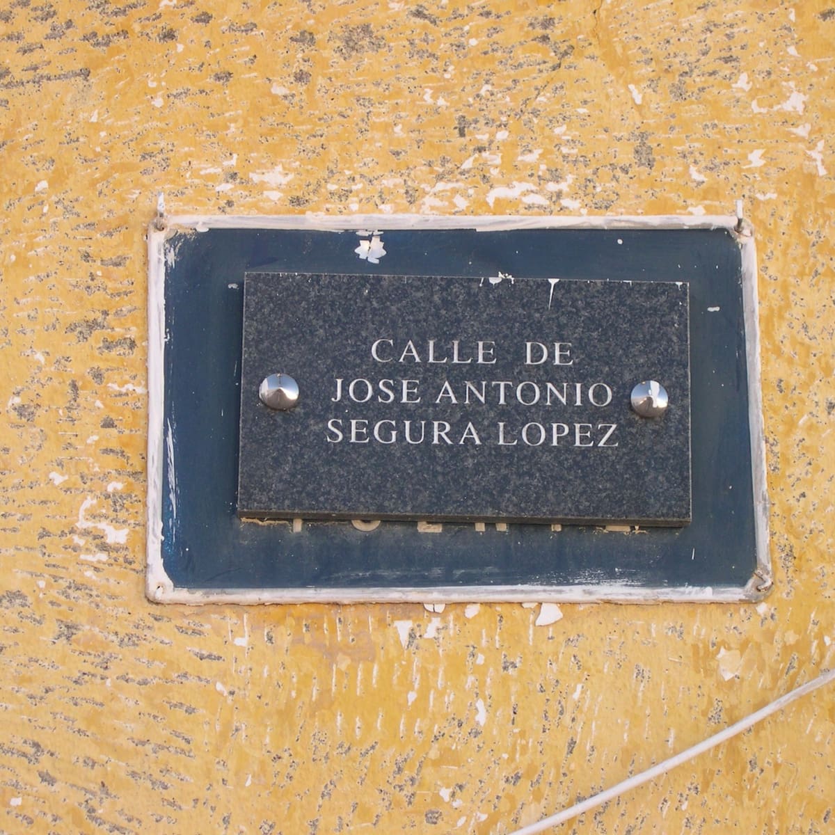 Turrillas le quita una calle al Maestro Segura y la familia clama justicia