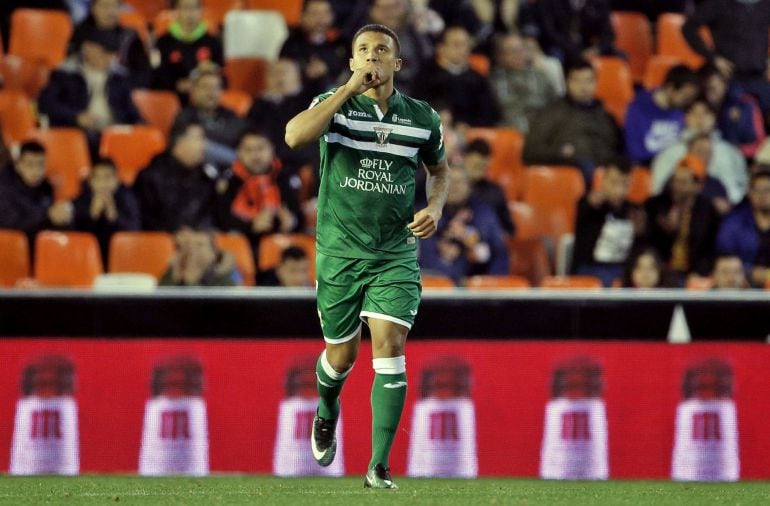 Darwin Machís celebrando su gol ante el Valencia en Copa del Rey