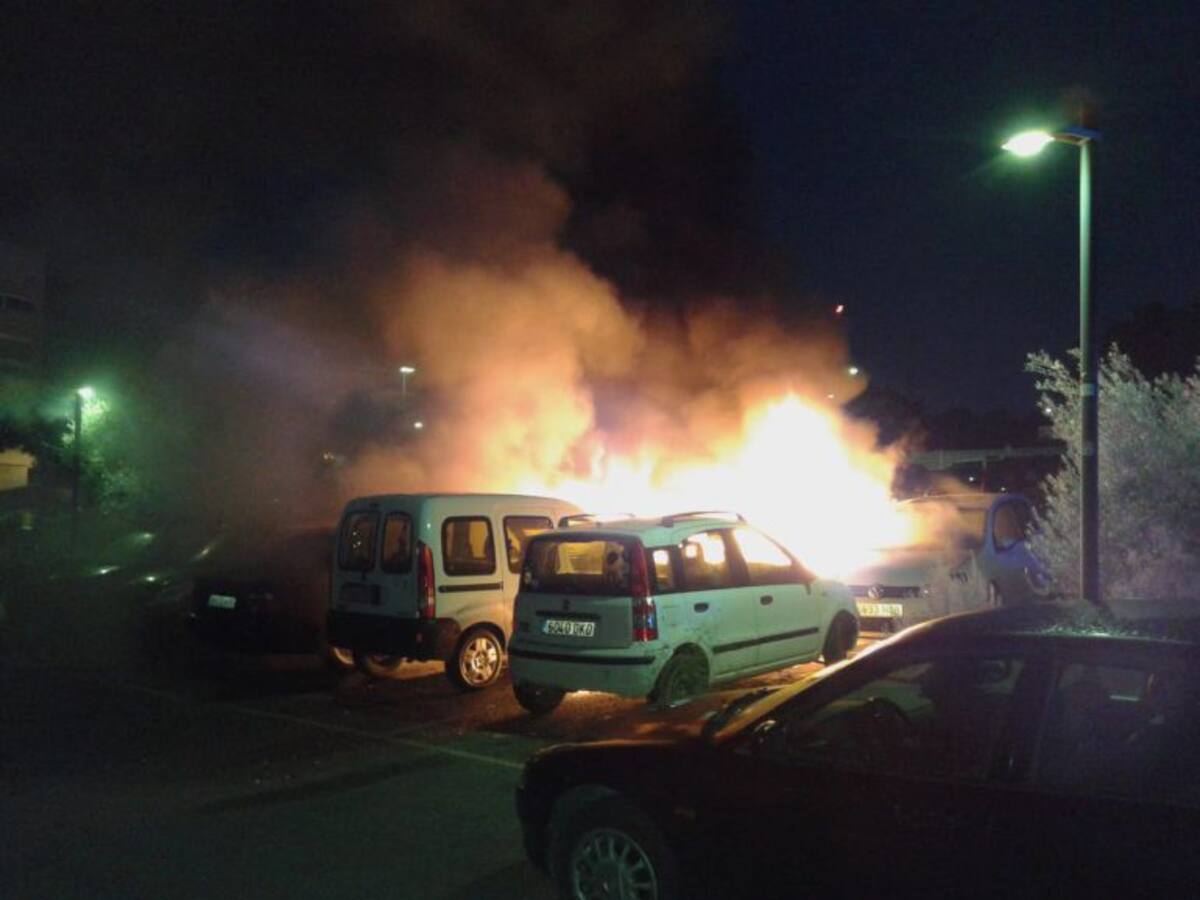 Ocho vehículos afectados por el fuego en un aparcamiento de Vila