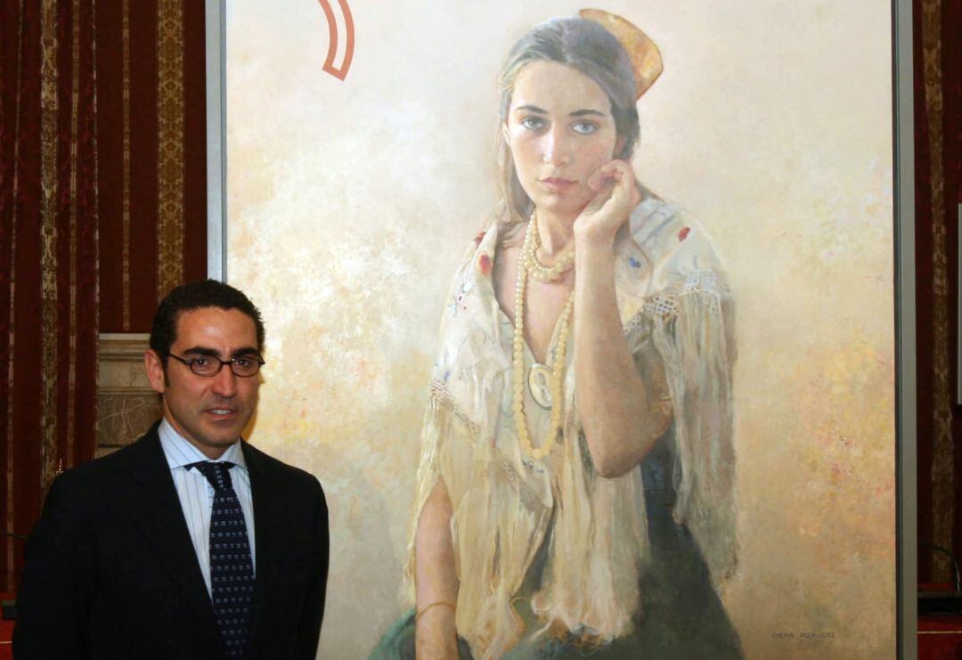 Chema Rodríguez ante el cartel de la Fiestas de Primavera que pintó en el año 2013