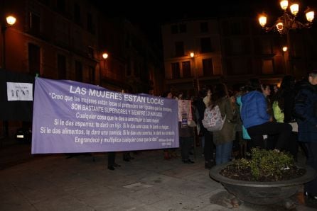 Pancarta reivindicativa durante la concentración del 8M en la Plaza Mayor de Cuéllar