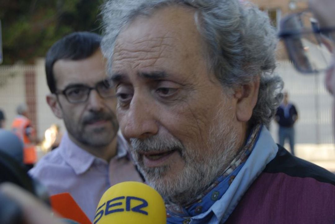 Pepe Chamizo atiende a los medios de comunicación durante una concentración por el ferrocarril en Algeciras.