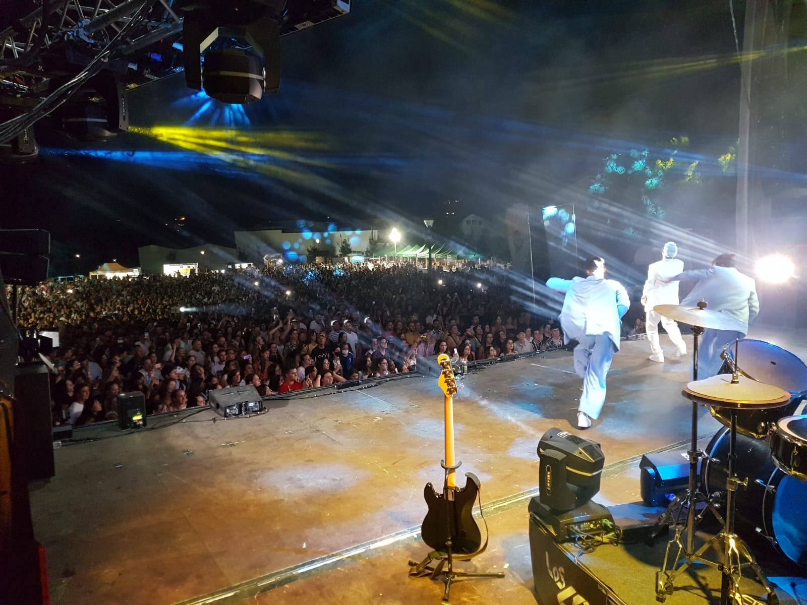 Miles de personas disfrutar del concierto de LOS40 Summer Live en el parque de Cotes Baixes en Alcoy.
