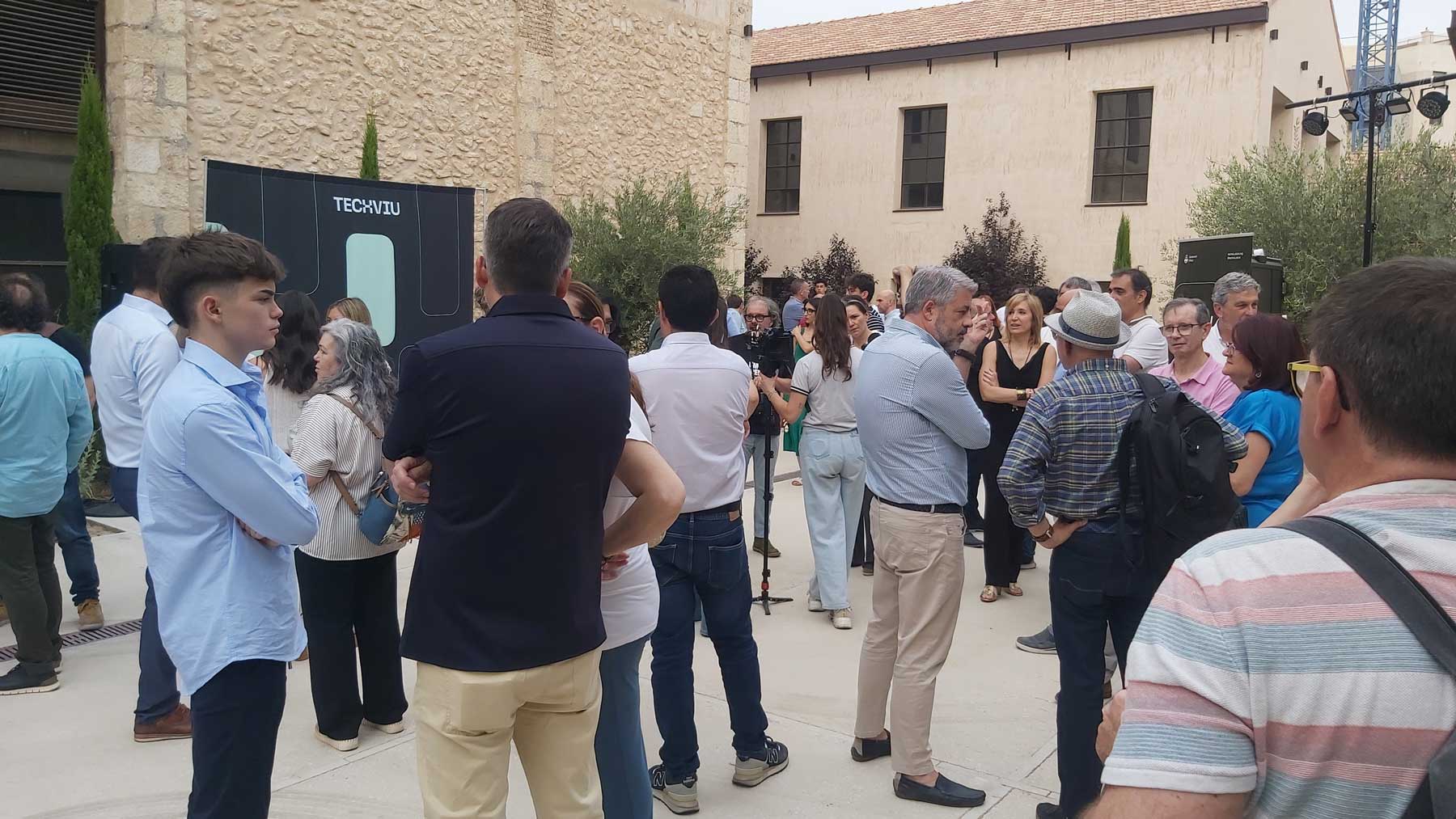 Imagen previa al inicio del acto en la zona ajardinada del Parque Tecnológico Urbano de Rodes