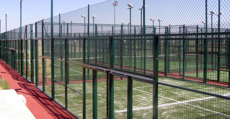 Pistas de pádel en el polideportivo municipal de Paracuellos de Jarama