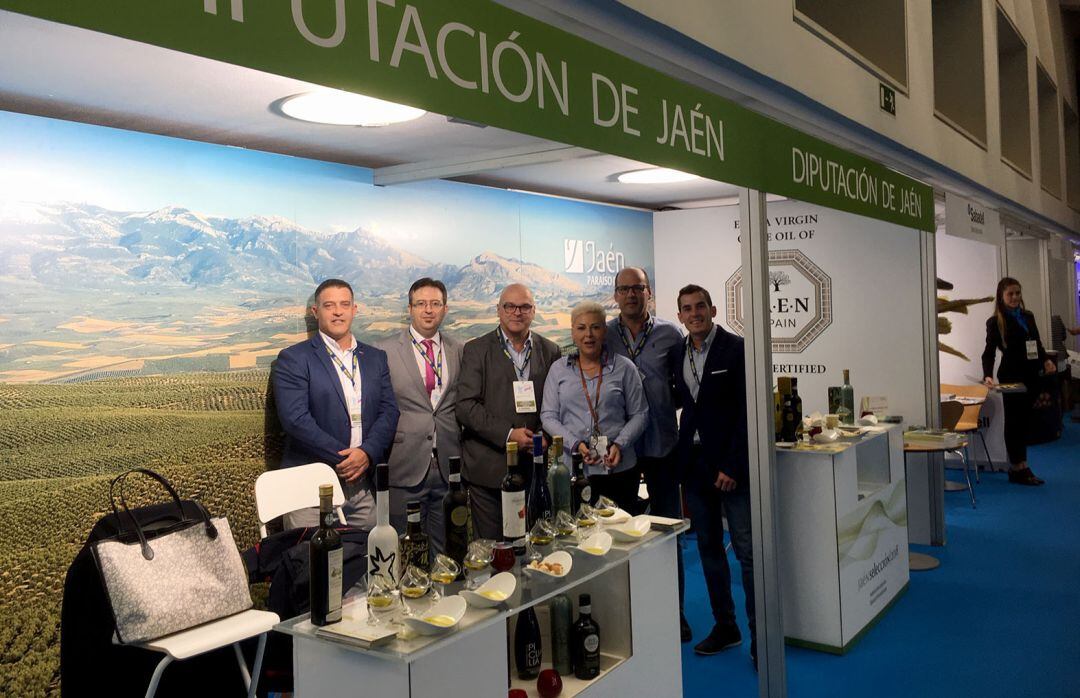 El diputado de Promoción y Turismo, Manuel Fernández (centro), junto con varios responsables de las marcas aceiteras.