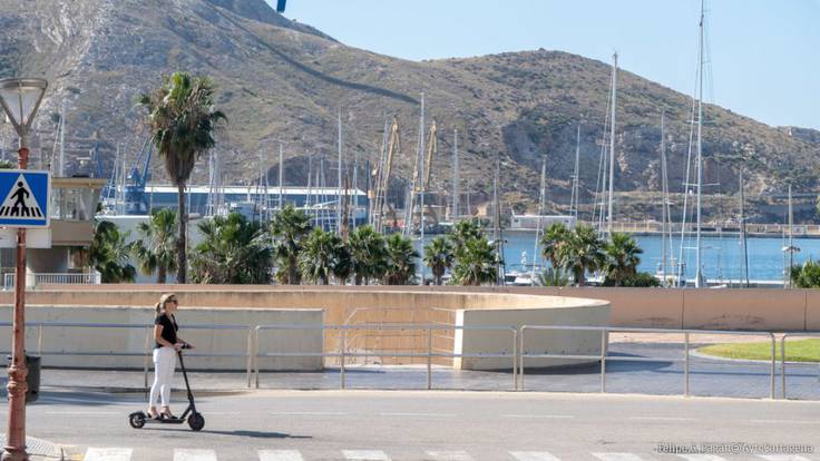 Usuaria de patinete eléctrico circulando por la ciudad