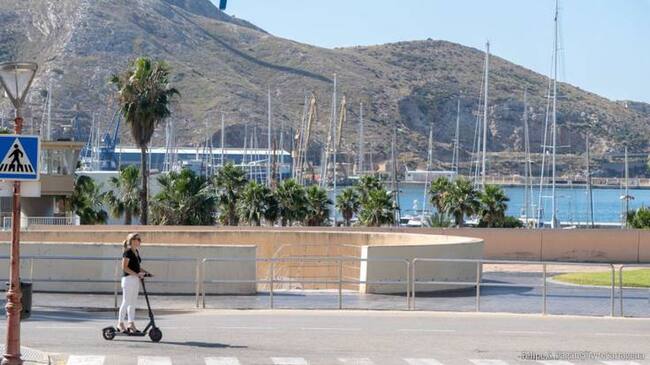 Usuaria de patinete eléctrico circulando por la ciudad