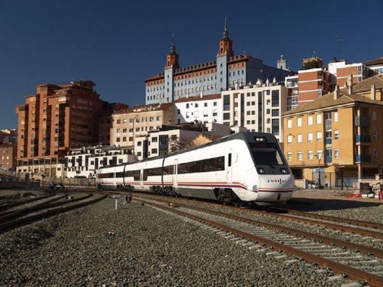 Tren a su paso por Teruel