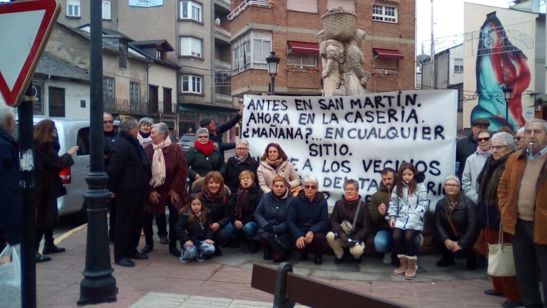 Los vecinos de Cacabelos en la protesta de este domingo